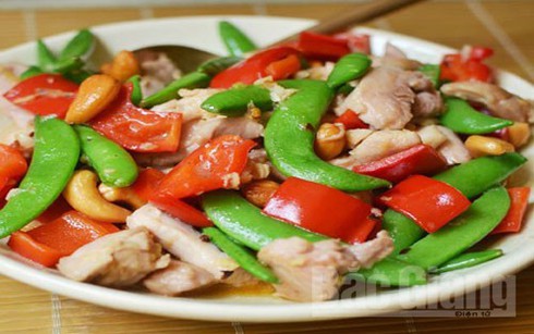 Món ngon mỗi ngày: Gà xào hạt điều - ảnh 1