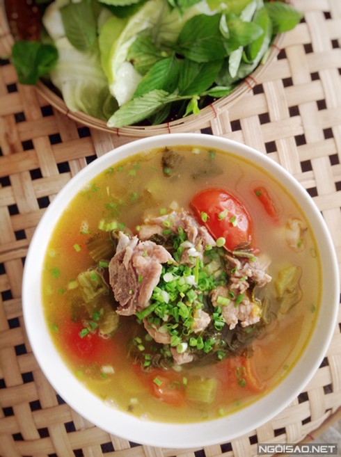 Canh dưa cải chua nấu sườn - ảnh 1