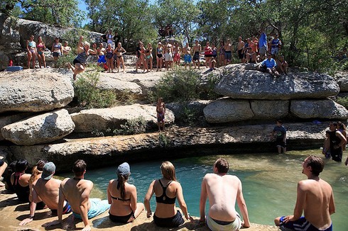 Mạo hiểm nhảy xuống giếng tử thần - ảnh 11