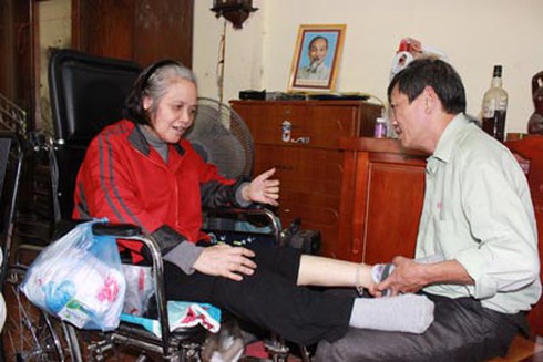 Xúc động người chồng hơn 20 năm chăm vợ hôn mê và bại liệt - ảnh 1