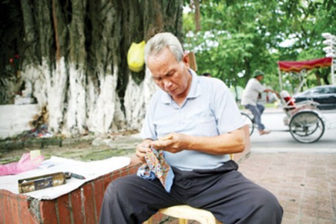 Với người khắc bút cuối cùng bên Hồ Gươm - ảnh 1