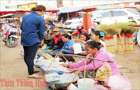 Huế: Trẻ bỏ học sang Lào mưu sinh - ảnh 1