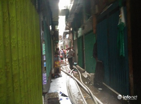 Cháy lan nhiều căn nhà ở trung tâm Sài Gòn, hàng trăm người hoảng loạn tháo chạy - ảnh 2