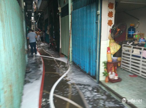 Cháy lan nhiều căn nhà ở trung tâm Sài Gòn, hàng trăm người hoảng loạn tháo chạy - ảnh 3