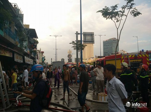 Cháy lan nhiều căn nhà ở trung tâm Sài Gòn, hàng trăm người hoảng loạn tháo chạy - ảnh 5