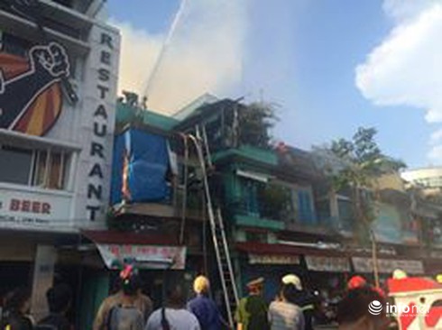 Cháy lan nhiều căn nhà ở trung tâm Sài Gòn, hàng trăm người hoảng loạn tháo chạy - ảnh 6