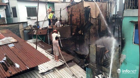 Cháy lan nhiều căn nhà ở trung tâm Sài Gòn, hàng trăm người hoảng loạn tháo chạy - ảnh 8