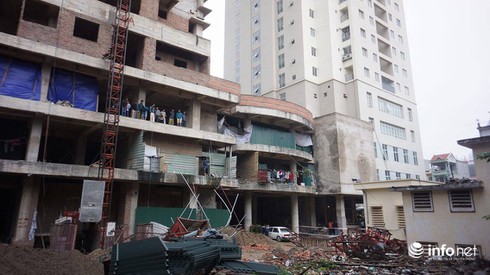 Hiện trường vụ sập tháp cẩu ở 52 Lĩnh Nam làm 2 người chết - ảnh 1