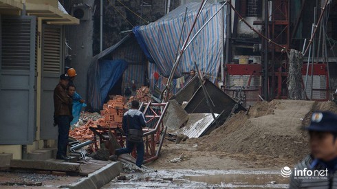 Hiện trường vụ sập tháp cẩu ở 52 Lĩnh Nam làm 2 người chết - ảnh 11