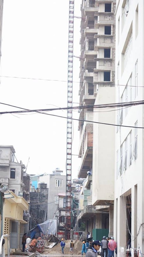 Hiện trường vụ sập tháp cẩu ở 52 Lĩnh Nam làm 2 người chết - ảnh 9