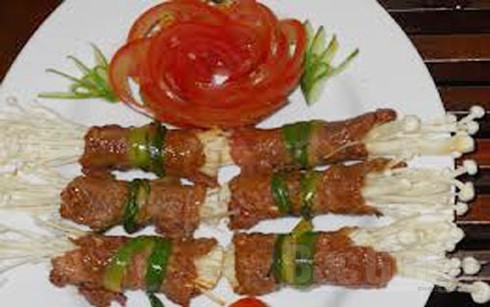 Thịt bò cuộn nấm kim châm - ảnh 1