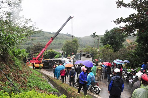 Xe tải đấu đầu xe container, hai người tử vong - ảnh 1