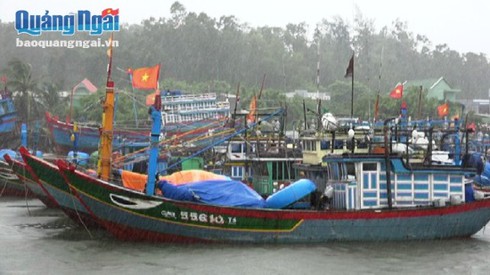 Nhiều hành khách mắc kẹt ở Lý Sơn vì thời tiết xấu - ảnh 1