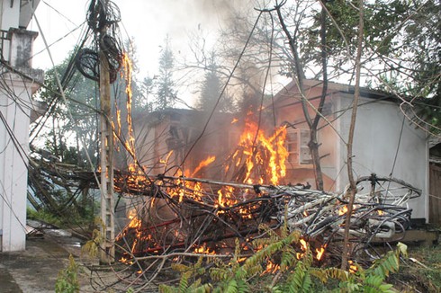 Bắc Hà: Cột ăng ten truyền hình bốc cháy, đổ sập hoàn toàn - ảnh 1