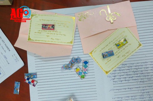 Bắt 2 đối tượng giấu ma túy trong thiệp cưới - ảnh 1