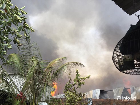 Cháy lớn ở đại lộ Bình Dương, lan nhanh, người dân hò nhau bê nước dập lửa - ảnh 1