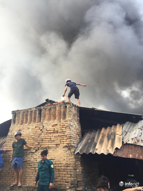 Cháy lớn ở đại lộ Bình Dương, lan nhanh, người dân hò nhau bê nước dập lửa - ảnh 10