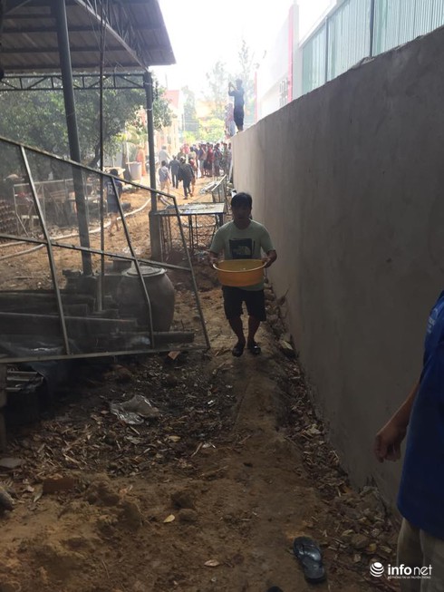 Cháy lớn ở đại lộ Bình Dương, lan nhanh, người dân hò nhau bê nước dập lửa - ảnh 12