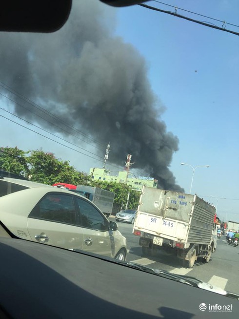 Cháy lớn ở đại lộ Bình Dương, lan nhanh, người dân hò nhau bê nước dập lửa - ảnh 2