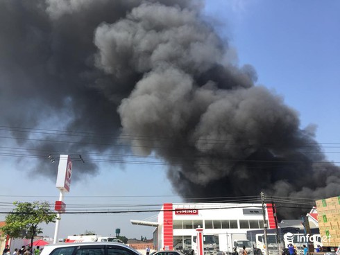 Cháy lớn ở đại lộ Bình Dương, lan nhanh, người dân hò nhau bê nước dập lửa - ảnh 3