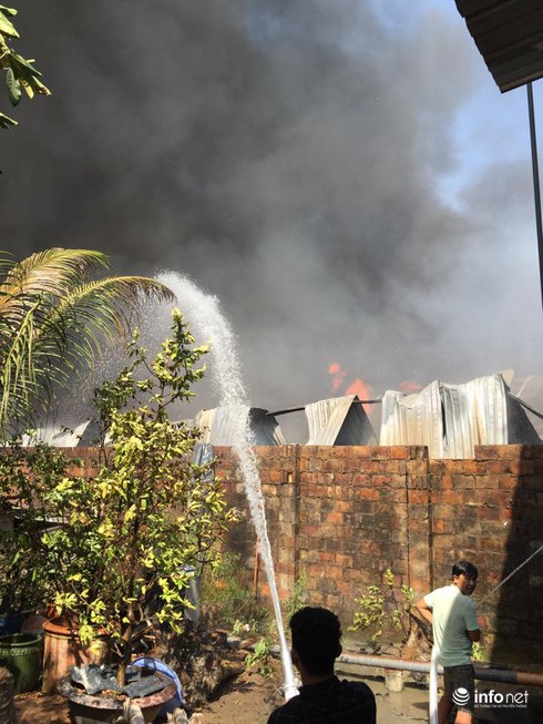 Cháy lớn ở đại lộ Bình Dương, lan nhanh, người dân hò nhau bê nước dập lửa - ảnh 4