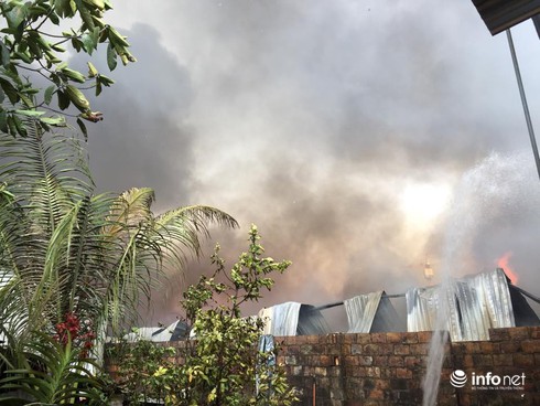 Cháy lớn ở đại lộ Bình Dương, lan nhanh, người dân hò nhau bê nước dập lửa - ảnh 5