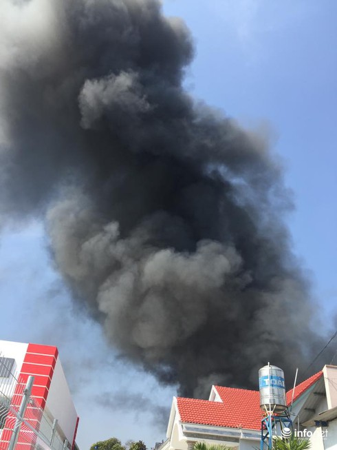 Cháy lớn ở đại lộ Bình Dương, lan nhanh, người dân hò nhau bê nước dập lửa - ảnh 6