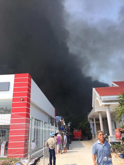 Cháy lớn ở đại lộ Bình Dương, lan nhanh, người dân hò nhau bê nước dập lửa - ảnh 7