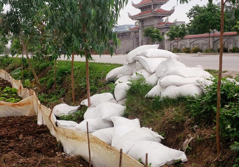 Gần 1 tấn bột lạ vô chủ chưa được xử lý - ảnh 1