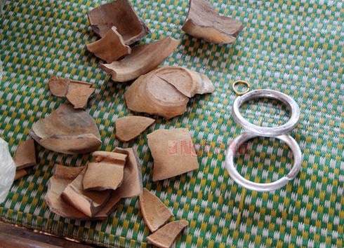 Nghệ An: Đào móng nhà phát hiện hũ chứa vàng - ảnh 1