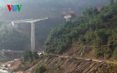 Sập giàn giáo, 4 người chết ở Thanh Hóa: Đưa thi thể nạn nhân về quê mai táng - ảnh 1