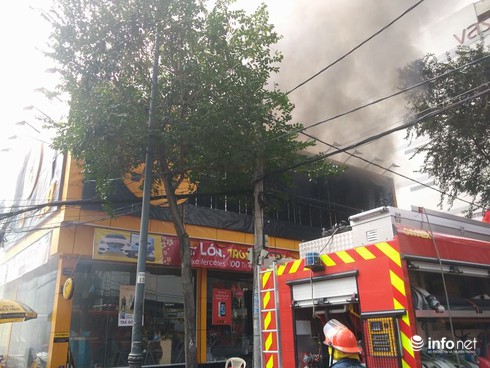 Đang cháy lớn ở trung tâm Thế giới di động TP. Hồ Chí Minh - ảnh 1