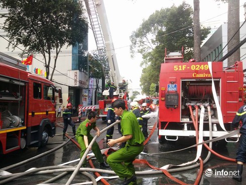 Đang cháy lớn ở trung tâm Thế giới di động TP. Hồ Chí Minh - ảnh 2
