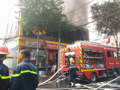 Đang cháy lớn ở trung tâm Thế giới di động TP. Hồ Chí Minh - ảnh 3