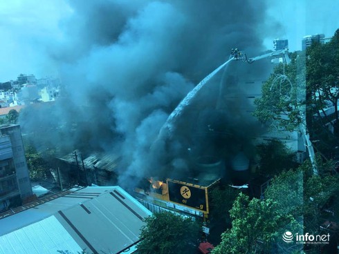 Đang cháy lớn ở trung tâm Thế giới di động TP. Hồ Chí Minh - ảnh 4