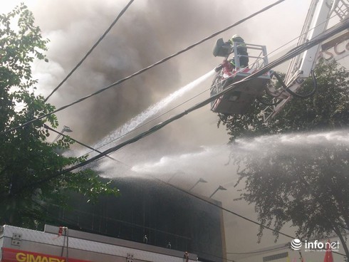 Đang cháy lớn ở trung tâm Thế giới di động TP. Hồ Chí Minh - ảnh 5