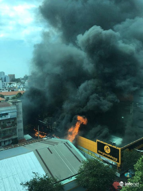 Đang cháy lớn ở trung tâm Thế giới di động TP. Hồ Chí Minh - ảnh 6