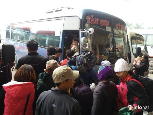 Khổ sở đi xe khách về quê đón Tết - ảnh 10