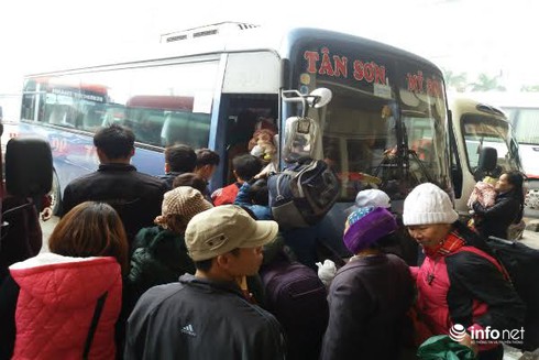 Khổ sở đi xe khách về quê đón Tết - ảnh 11