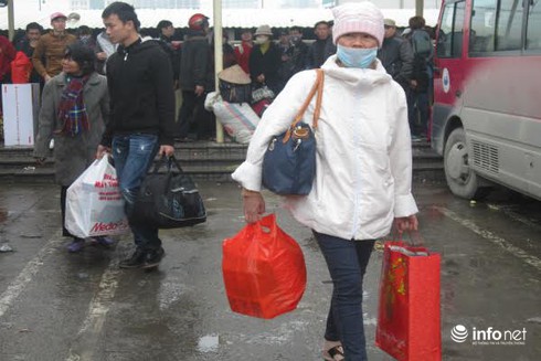 Khổ sở đi xe khách về quê đón Tết - ảnh 13