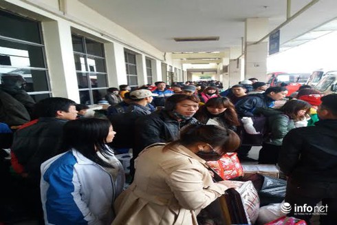 Khổ sở đi xe khách về quê đón Tết - ảnh 7