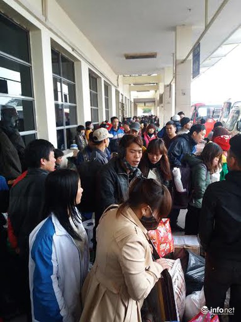 Khổ sở đi xe khách về quê đón Tết - ảnh 8