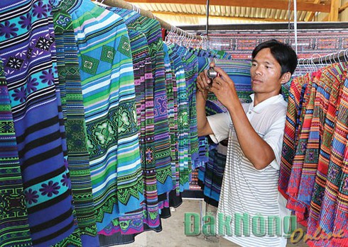 Thú vị chuyện đồng bào “làm phim” - ảnh 1