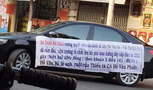 Căng băng rôn diễu phố bêu tên cán bộ - ảnh 1