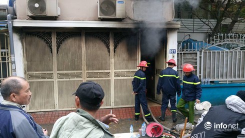 Một chiến sĩ bị ngạt khí khi chữa cháy tại khu tập thể cũ C6 Giảng Võ - ảnh 2