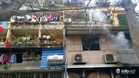 Một chiến sĩ bị ngạt khí khi chữa cháy tại khu tập thể cũ C6 Giảng Võ - ảnh 4