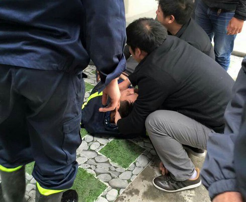 Một chiến sĩ bị ngạt khí khi chữa cháy tại khu tập thể cũ C6 Giảng Võ - ảnh 1