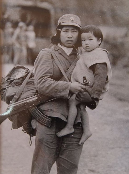 Cuộc hội ngộ của cô bộ đội và cháu bé trong bức ảnh khi giặc Trung Quốc xâm lược - ảnh 1