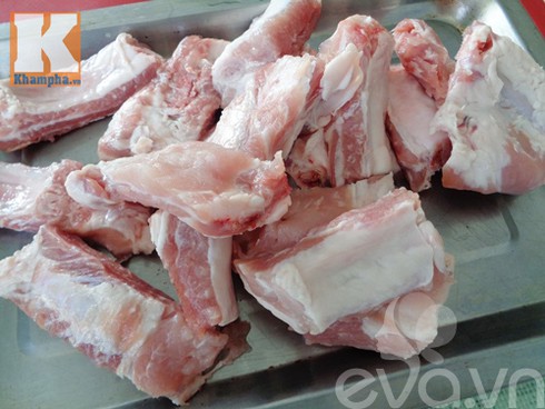 Sườn tẩm sa tế xóc tỏi hấp dẫn ngày mưa - ảnh 1