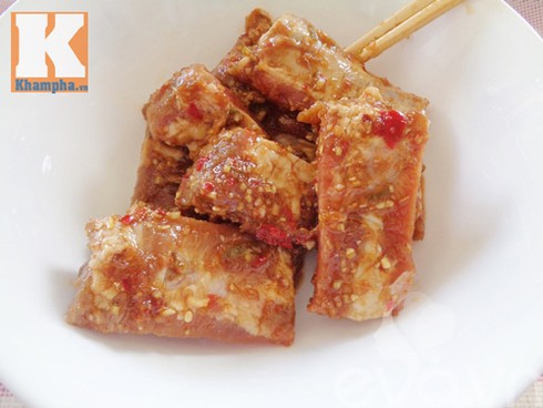 Sườn tẩm sa tế xóc tỏi hấp dẫn ngày mưa - ảnh 2